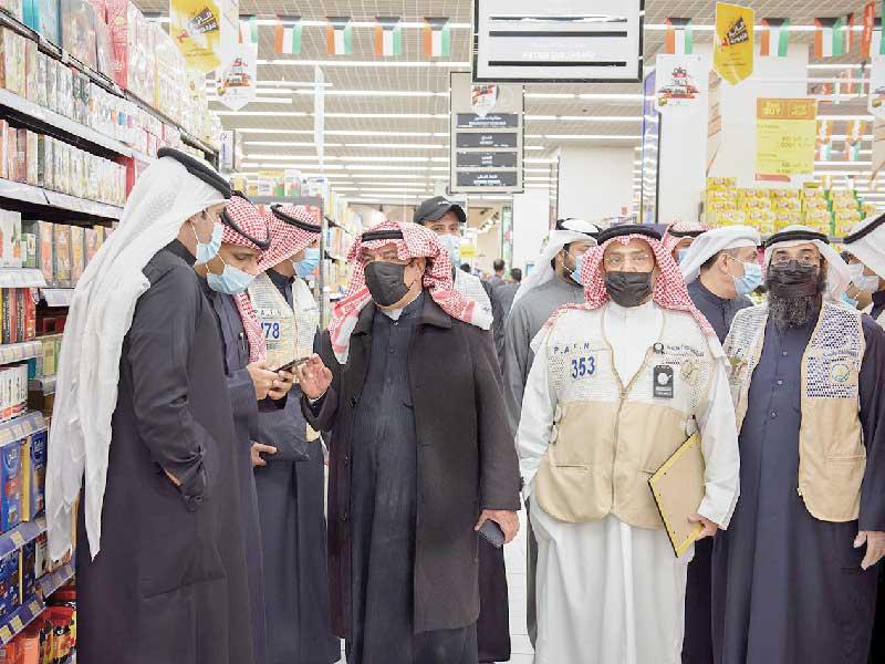  رئيس الفرق الميدانية في اللجنة الوزارية اللواء المتقاعد عبدالفتاح العلي خلال الحملة الميدانية