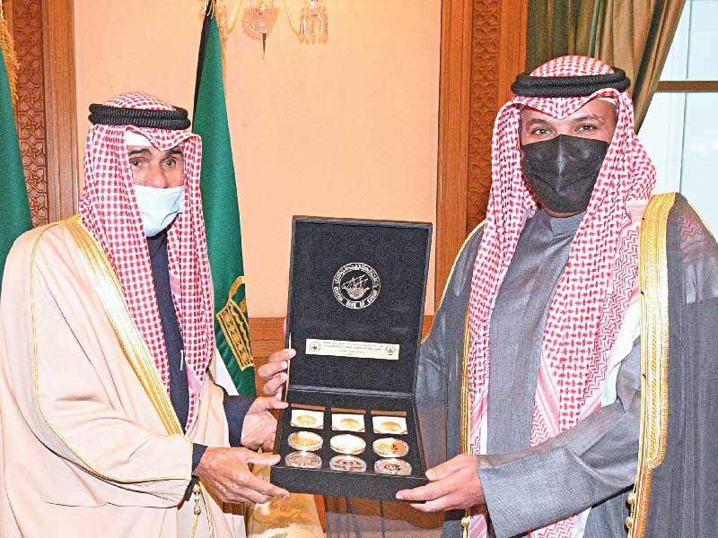 صاحب السمو أمير البلاد الشيخ نواف الأحمد يتسلم المسكوكات من محافظ البنك المركزي أمس