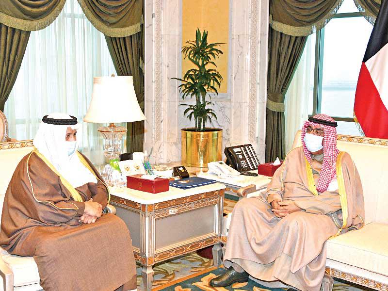 سمو ولي العهد الشيخ مشعل الأحمد مستقبلاً سمو الشيخ جابر المبارك أمس