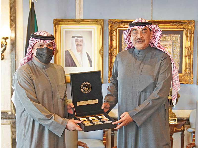 رئيس مجلس الوزراء سمو الشيخ صباح الخالد مستقبلاً محافظ البنك المركزي د. محمد الهاشل أمس