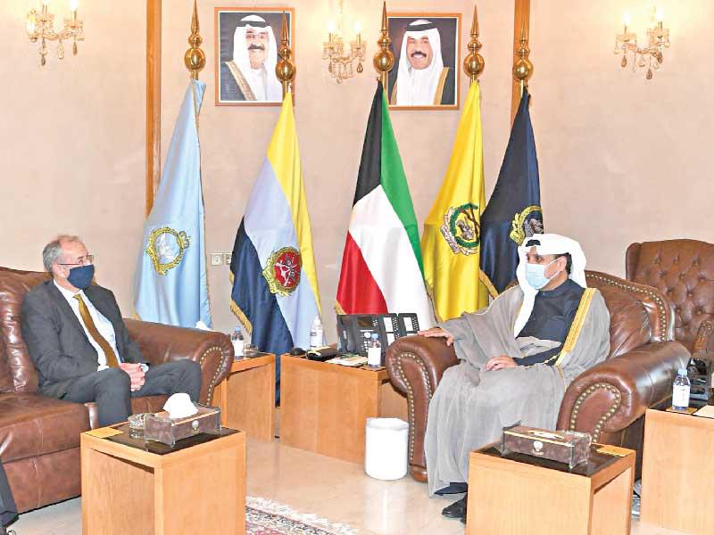  نائب رئيس مجلس الوزراء وزير الدفاع الشيخ حمد الجابر مستقبلاً السفير البريطاني