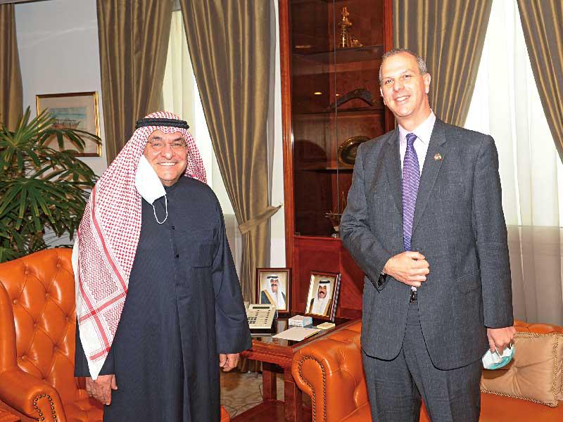 رئيس غرفة تجارة وصناعة الكويت محمد جاسم الصقر خلال استقباله السفير الكندي 