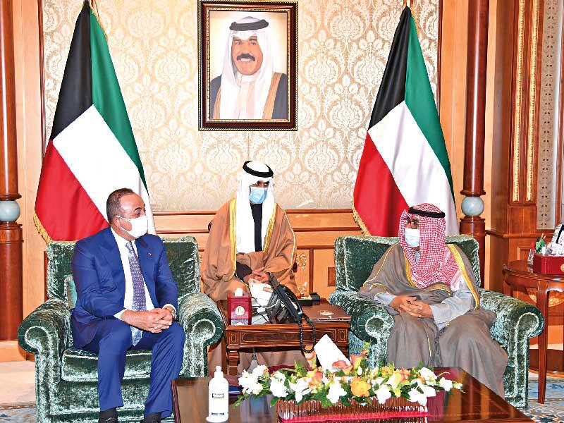 سمو ولي العهد الشيخ مشعل الأحمد مستقبلاً وزير الخارجية التركي