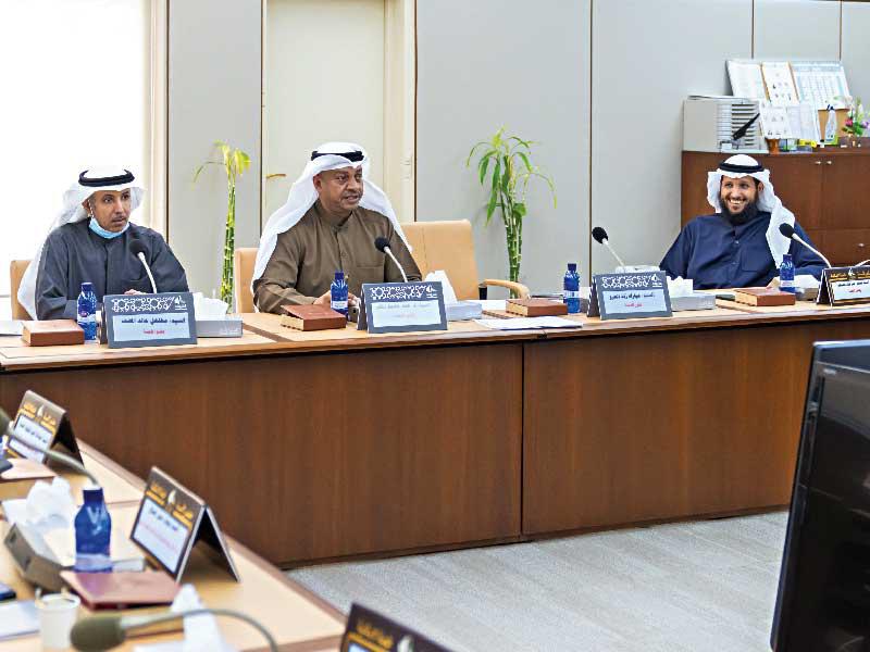  رئيس اللجنة النائب د. حمد المطر متوسطاً المضف والجمهور في اجتماع «البيئة» أمس