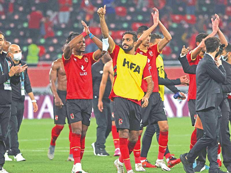 لاعبو الأهلي يحيون جماهيرهم بعد هزيمتهم أمام بايرن ميونيخ بهدفين (أ ف ب)