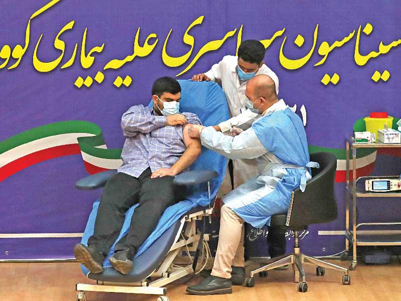 نجل وزير الصحة الإيراني سعيد نمكي يتلقى أول جرعة من «اسبوتنيك في» الروسي مع انطلاق حملة تطعيم ضد «كورونا» بطهران أمس (أ ف ب)