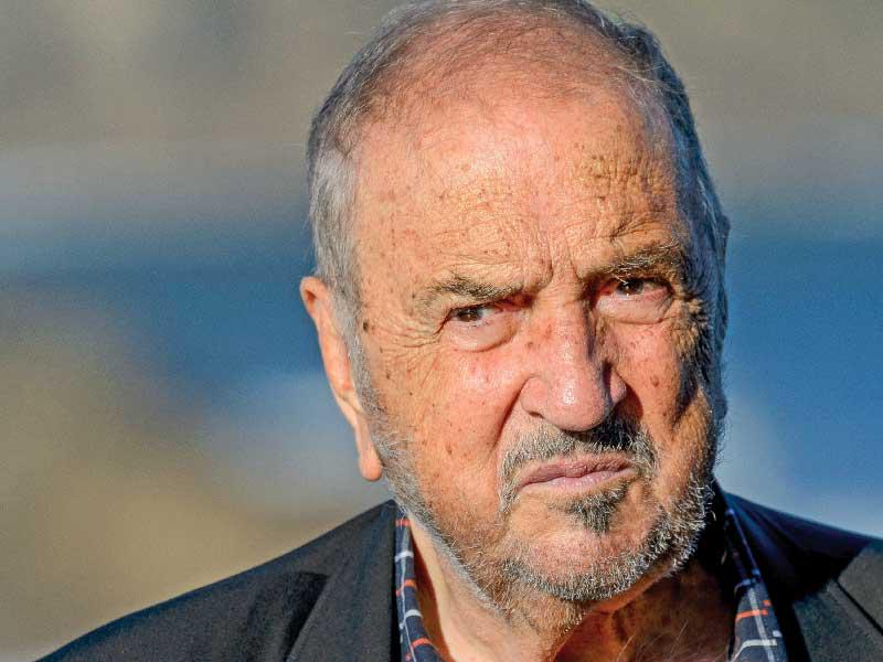 الأديب والمخرج المسرحي وكاتب السيناريو الفرنسي جان كلود كاريير