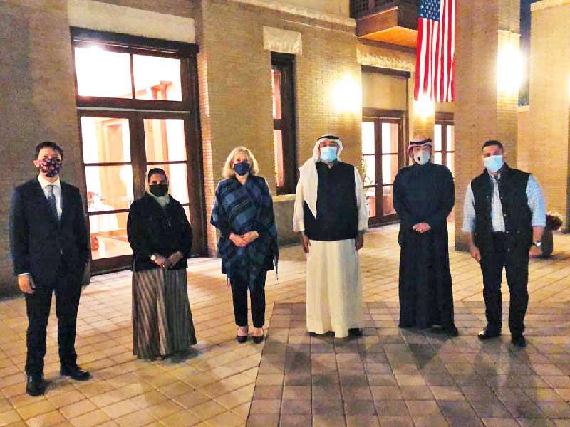 سفيرة الولايات المتحدة لدى الكويت ألينا رومانوسكي متوسطة وفد «رابطة التبادل الثقافي»