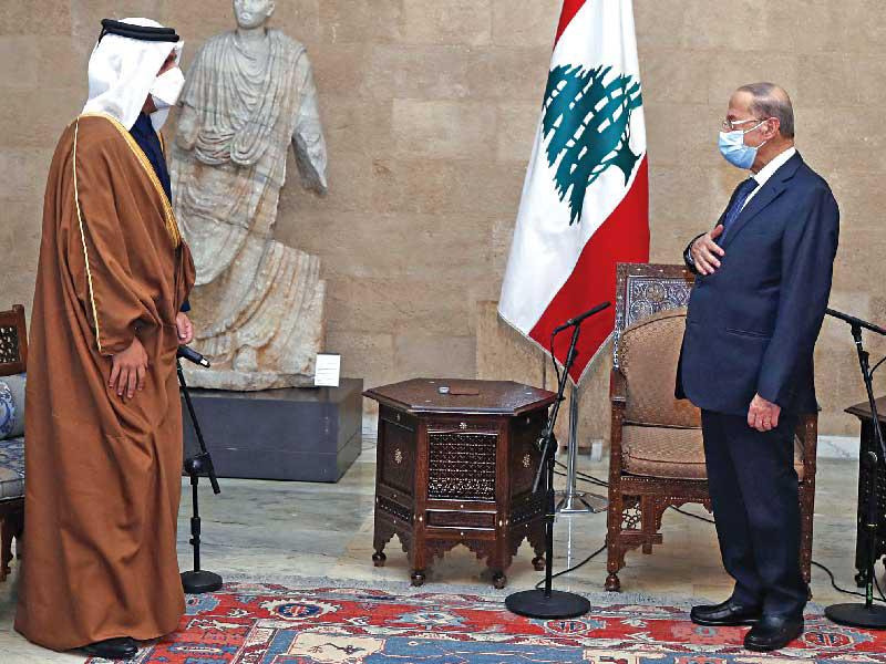 رئيس الجمهورية اللبنانية العماد ميشال عون مستقبلاً وزير خارجية قطر الشيخ محمد بن عبدالرحمن في القصر الجمهوري أمس (ا ف ب)