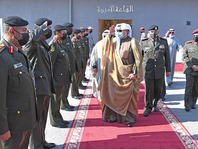 نائب رئيس مجلس الوزراء وزير الدفاع الشيخ حمد الجابر محيياً مستقبليه لدى وصوله إلى الكلية