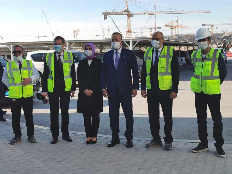  وزير الشؤون الخارجية التركي مولود جاويش أوغلو والسفيرة التركية لدى الكويت عائشة كويتك يتوسطان مسؤولي «ليماك» خلال الزيارة