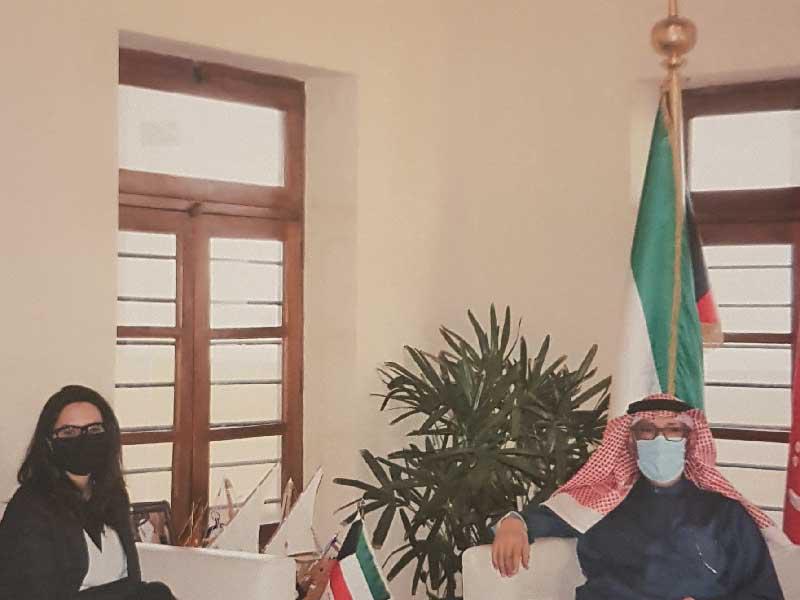  مديرة مركز دراسات الخليج في الجامعة الأمريكية بالكويت د. شريفة العدواني مع السفير عبدالعزيز الشارخ 