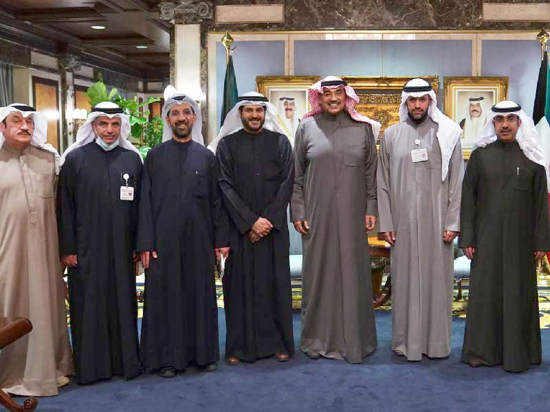  رئيس مجلس الوزراء سمو الشيخ صباح الخالد متوسطا وفد رابطة التدريس للكليات التطبيقية 