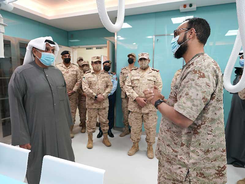 نائب رئيس مجلس الوزراء وزير الدفاع الشيخ حمد الجابر يستمع لشرح عن الخدمات المقدمة للمرضى 