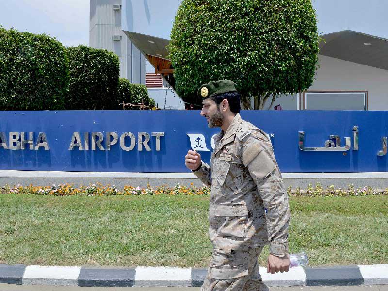 عنصر أمن سعودي أمام مطار أبها في صورة تعود لعام 2019 