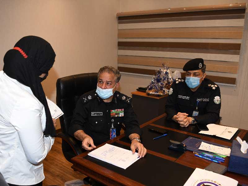 وكيل الوزارة المساعد لشؤون العمليات والمرور، اللواء جمال الصايغ يتابع معاملة إحدى المراجعات   (تصوير عوض التعمري)