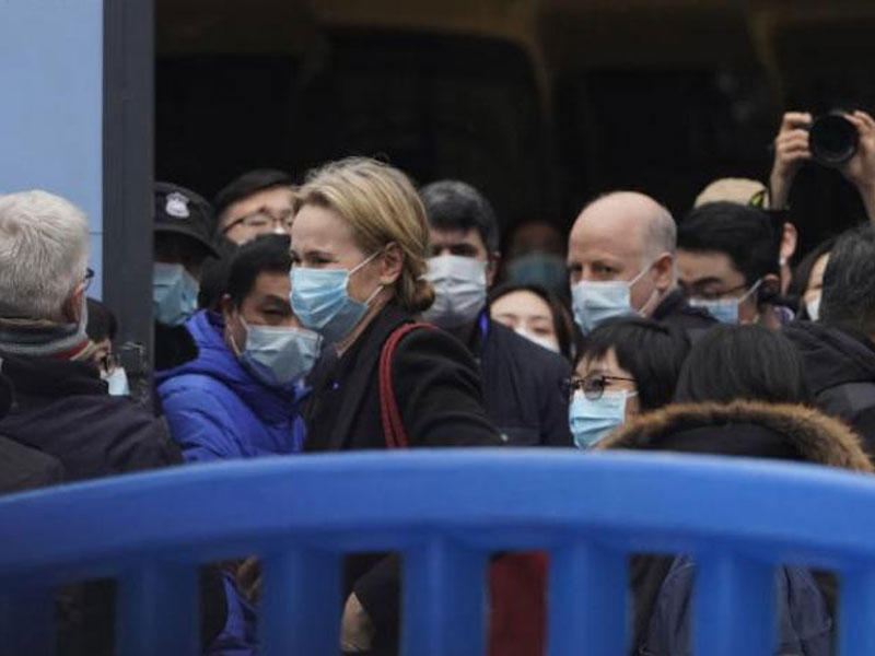 فريق منظمة الصحة العالمية خارج سوق في ووهان (أ.ب)