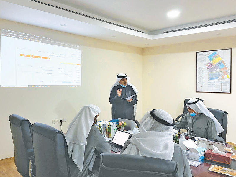 المدير العام للبلدية أحمد المنفوحي متحدثاً في الاجتماع أمس