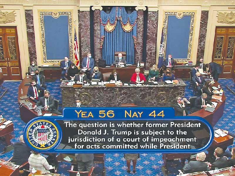 تصويت مجلس الشيوخ على دستورية محاكمة ترامب أمس الأول (رويترز)