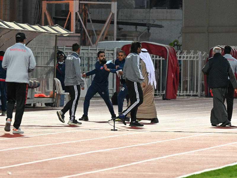 إداري نادي الكويت أحمد الصبيح أثناءالتشابك مع مراسل تلفزيون الكويت في مباراة الكويت وخيطان