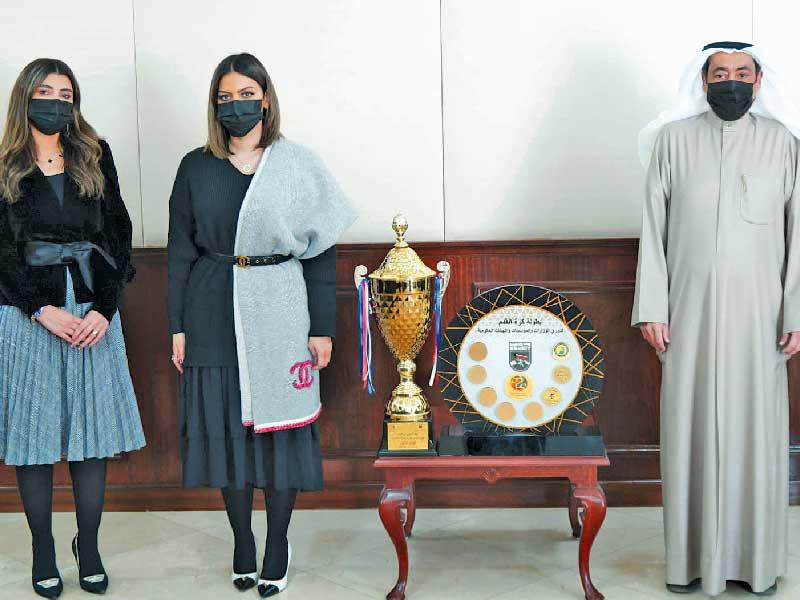 خلال تسليم شيك المساهمة