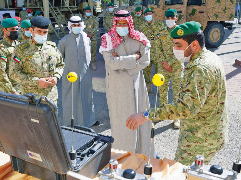 نائب رئيس الحرس الوطني الفريق أول متقاعد، الشيخ أحمد النواف يتفقد بعض معدات مركز الدفاع الكيماوي والرصد الإشعاعي