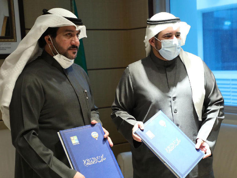 رئيس مجلس الإدارة المدير العام للهيئة العامة للبيئة الشيخ عبدالله الأحمد ورئيس النادي الكويتي للرياضات الجوية سامي الشمري يتبادلان وثيقة توقيع الاتفاقية