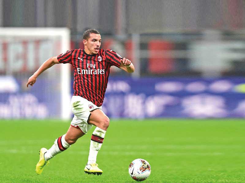  لاعب وسط الميلان الجزائري إسماعيل بن ناصر