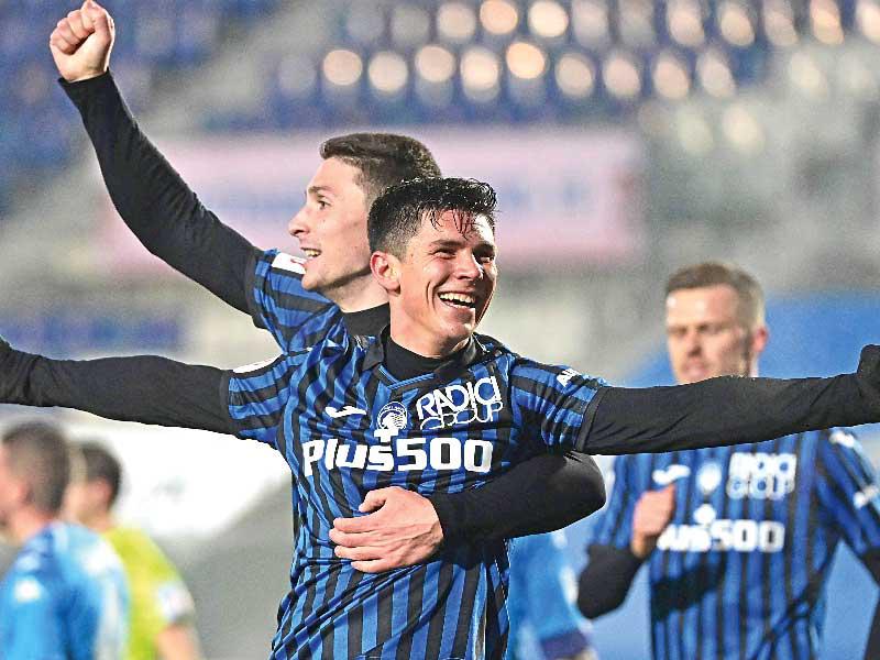 بيسينا نجم أتالانتا يحتفل بالهدف الثاني