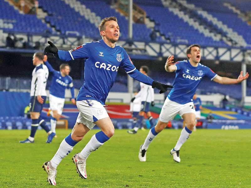 فرحة لاعبي إيفرتون بالهدف الخامس في مرمى توتنهام