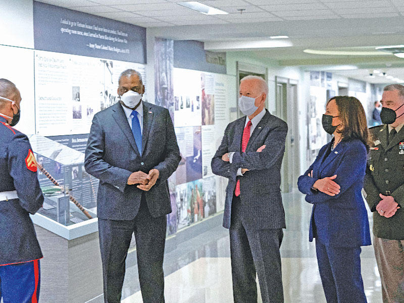 الرئيس الأميركي الجديد جو بايدن يتفقد «البنتاغون» برفقة هاريس وأوستن ورئيس الأركان مارك ميلي أمس الأول في أرلينغتون بفيرجينيا   (رويترز)