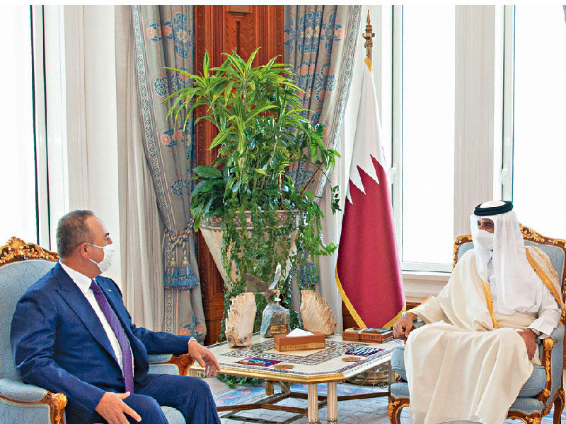 أمير قطر مستقبلاً وزير الخارجية التركي في الدوحة أمس        (قنا)