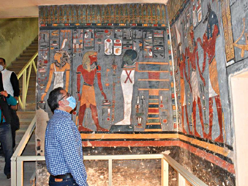 وزير السياحة والآثار المصري يتفقد أعمال الترميم داخل المقبرة