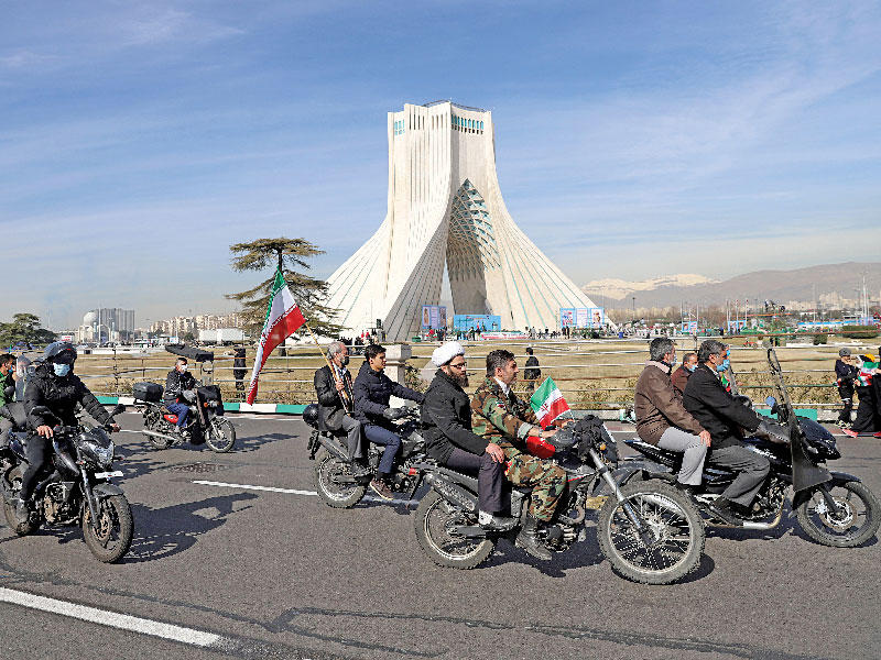 إيرانيون يحتفلون بذكرى الثورة في طهران أمس الأول (رويترز)