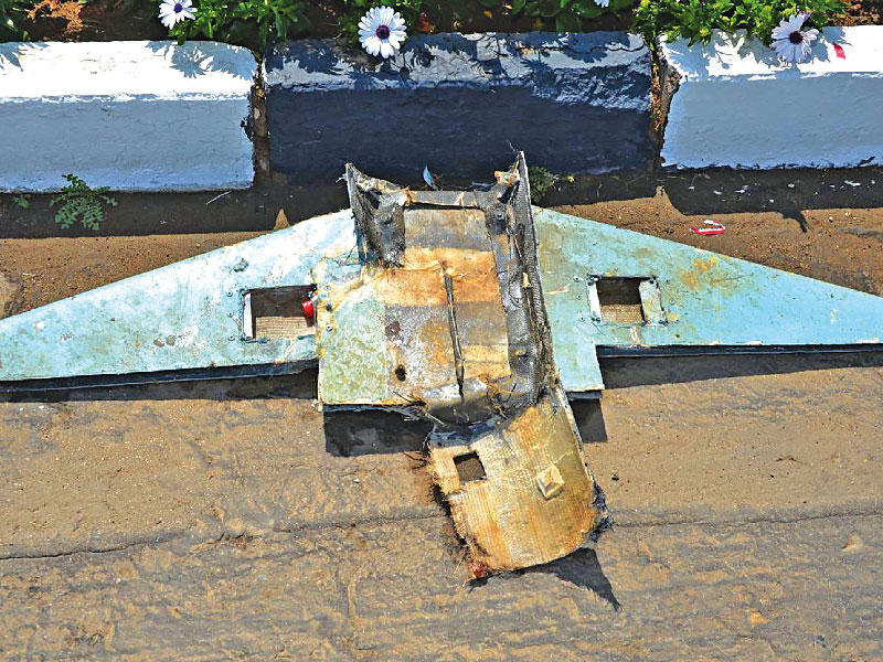 حطام المسيرة الحوثية المستخدمة في هجوم أبها، وقالت الرياض إنها صناعة إيرانية 