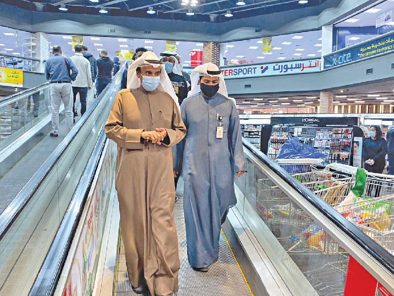 نائب المدير العام لشؤون حولي والأحمدي فهد الشتيلي خلال جولة بلدية حوليn