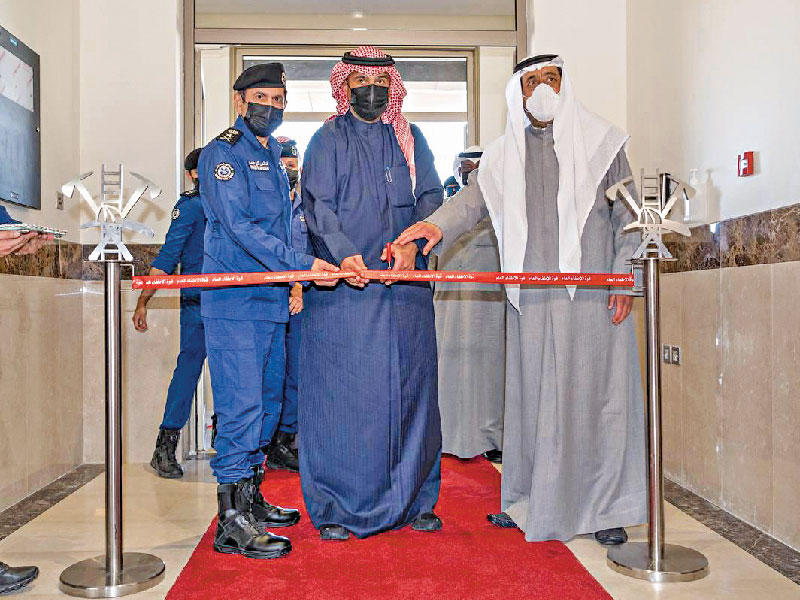  نائب رئيس مجلس الوزراء وزير الدولة لشؤون مجلس الوزراء أنس الصالح ورئيس مجلس إدارة شركة لآلئ الكويت العقارية فواز المرزوق ورئيس قوة الإطفاء العام الفريق خالد المكراد يفتتحون المركز 