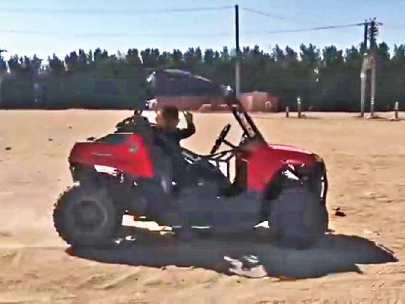 طفل يقود «البقي» بالساحة 