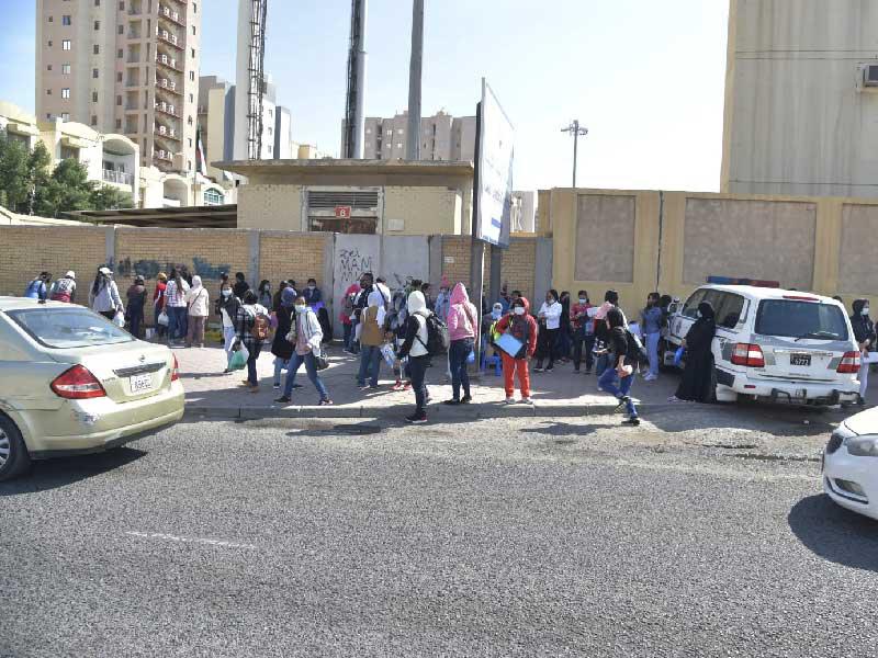 زحمة مراجعين فلبينيين أمام المركز المؤقت للتصديقات بسفارة «مانيلا»