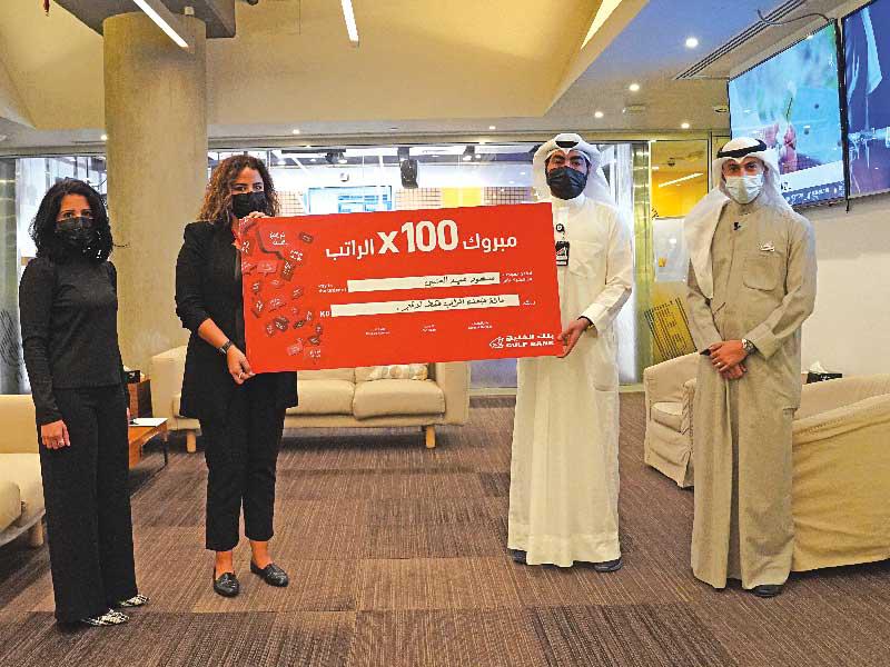 الفائز يتسلم جائزته