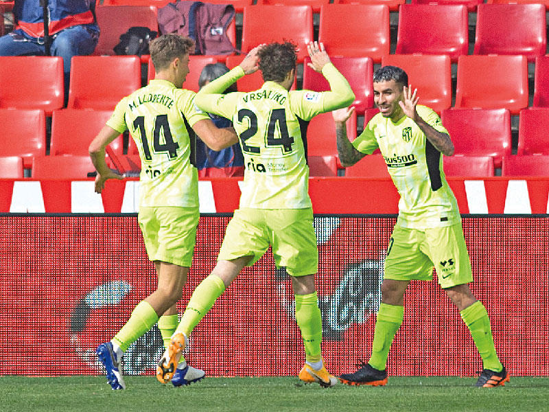 فرحة لاعبي أتلتيكو مدريد بعد إحراز هدف في مرمى «غرناطة»