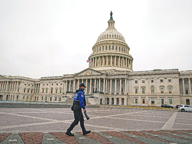 مبنى الكابيتول حيث تجري محاكمة ترامب كما بدا أمس  (رويترز)