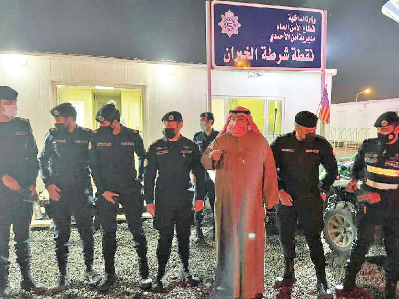 وزير الداخلية الشيخ ثامر علي صباح السالم الصباح خلال زيارته نقطة شرطة الخيران