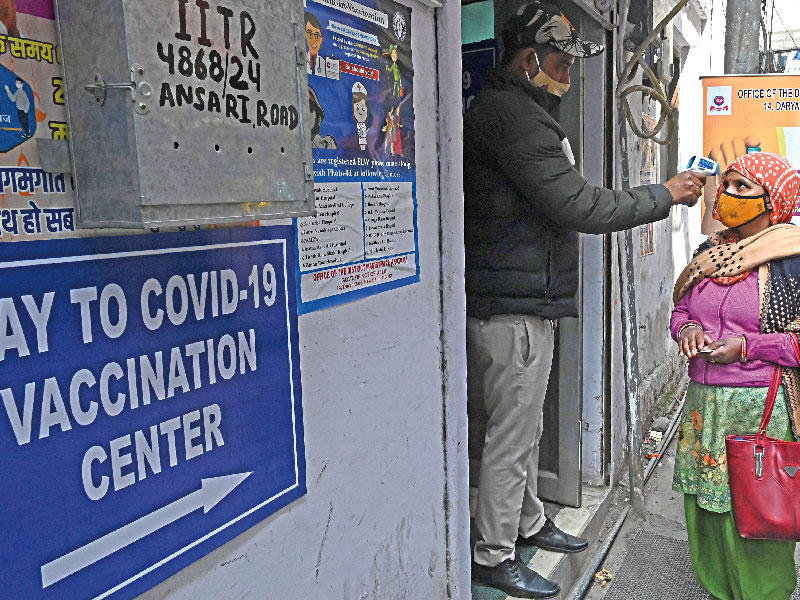 عاملة من الصفوف الأمامية تستعد لتلقي التطعيم في نيودلهي أمس (أ ف ب)