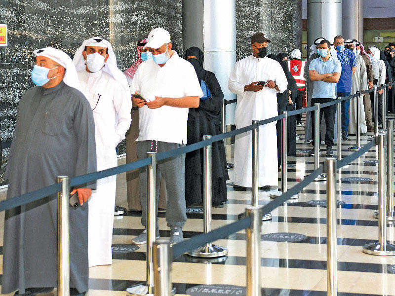 طوابير أمام مركز التطعيم بأرض المعارض أمس (تصوير ميلاد غالي)n