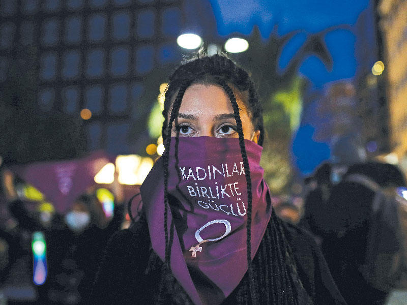 تركية تتظاهر احتجاجاً على العنف ضد النساء في إسطنبول (رويترز)