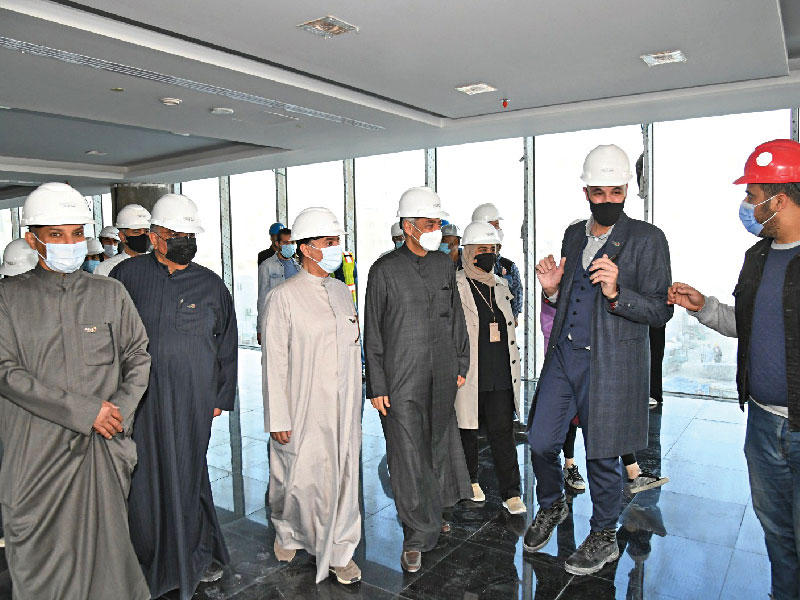 وزير الدولة لشؤون الإسكان وزير الدولة لشؤون الخدمات، رئيس مجلس إدارة "الائتمان" د. عبدالله معرفي ونائب رئيس مجلس الإدارة المدير العام لبنك الائتمان صلاح المضف خلال تفقد المبنى الجديد لـبنك الائتمان أمس (تصوير عوض التعمري)