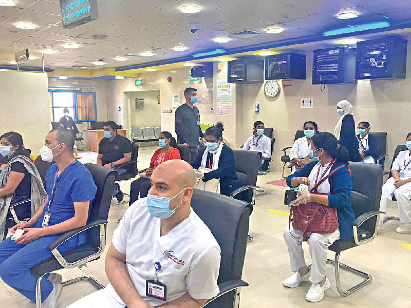 أطباء وممرضون خلال التطعيم