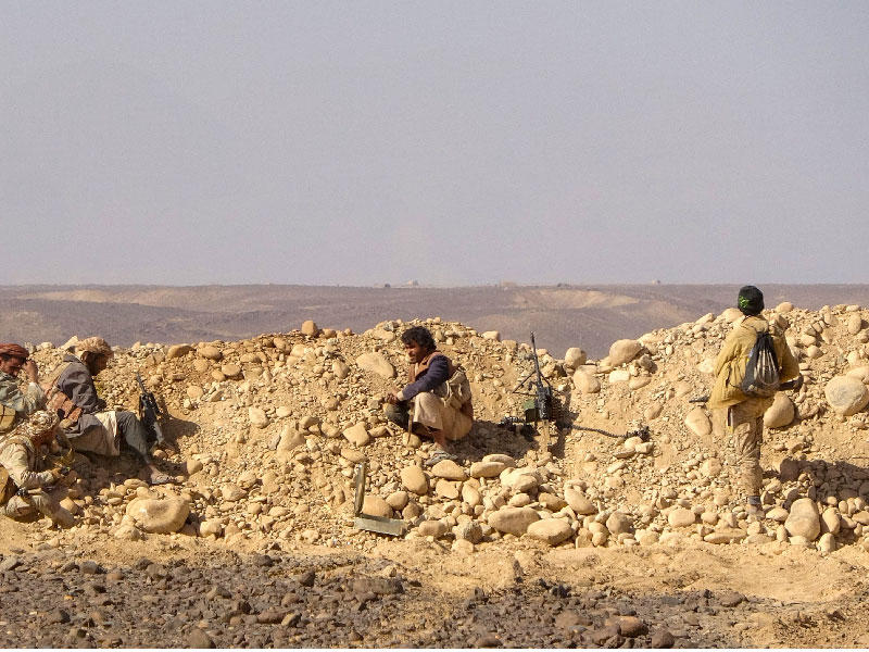 مقاتلون موالون للحكومة اليمنية المعترف بها خلال معركة مع الحوثيين على بعد 50 كيلومتراً من مأرب (أ ف ب) 