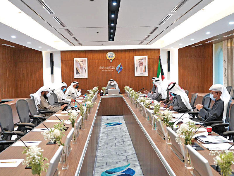 وزير النفط وزير الكهرباء والماء د. محمد الفارس مترئساً الاجتماع أمس 